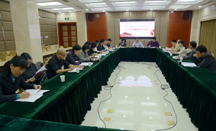 校黨委副書記沈赤向民主黨派、統(tǒng)戰(zhàn)團(tuán)體負(fù)責(zé)人，市政協(xié)委員宣講十九大精神