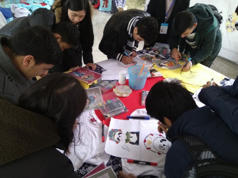 成都師范學院組織留學生赴成都市建設(shè)路小學體驗川劇文化