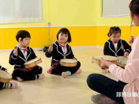宜昌2021年幼師學(xué)校中專升大?？际裁? /><b>宜昌2021年幼師學(xué)校中專升大?？际裁?/b><span>2020-10-30 15:32</span><p>幼師專業(yè)在近年來(lái)飛速發(fā)展，雖然人才緊缺，但由于家長(zhǎng)對(duì)孩子的重視，社會(huì)對(duì)幼兒教師專業(yè)越來(lái)越嚴(yán)格，無(wú)論是專業(yè)知識(shí)還是學(xué)歷，都</p></a></li>
            <li><a href=
