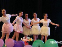 廣東2022年幼師學(xué)校中專升大?？际裁? /><b>廣東2022年幼師學(xué)校中專升大?？际裁?/b><span>2022-02-18 13:52</span><p>國(guó)家和家庭高度重視學(xué)前教師的培訓(xùn)。現(xiàn)在所有主要的幼兒園和教育機(jī)構(gòu)都在改善學(xué)前教師的待遇。幼兒教師的工資和福利待遇也很好，</p></a></li>
            <li><a href=