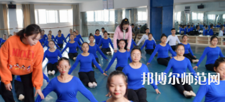 隨著社會的進(jìn)步，人們的生活得到了全面的改善，開始重視自己子女的教育，對教育人才的教學(xué)水準(zhǔn)就要求更高，使得很多學(xué)生都想要報(bào)考幼師學(xué)校。如果大家已經(jīng)做出了決定，要上幼師學(xué)校，就一定要盡早去了解學(xué)校信息。你越早了解學(xué)校，你可以選擇的學(xué)校就越多，就越能找到適合你的學(xué)校。幼師工作工作也相對輕松，不用從事體力勞動。現(xiàn)在家長對孩子的教育非?？粗兀變簣@也越來越正規(guī)，都需要幼師幼師從業(yè)資格證。  思南中等職業(yè)學(xué)校辦學(xué)條件 學(xué)校老校區(qū)占地面積120.6畝，新校區(qū)200畝，校園拓展空間大。校內(nèi)布局分為：教學(xué)區(qū)、實(shí)驗(yàn)實(shí)訓(xùn)區(qū)、產(chǎn)教結(jié)合區(qū)、生活區(qū)、行政辦公區(qū)、體育運(yùn)動區(qū)、美化綠化區(qū)等。各場所均按標(biāo)準(zhǔn)設(shè)計(jì)規(guī)劃，達(dá)到國家示范校要求的學(xué)校教學(xué)、實(shí)訓(xùn)、師生學(xué)習(xí)、工作、生活等方面需要的效果。  思南中等職業(yè)學(xué)校目標(biāo)明確 學(xué)校培養(yǎng)目標(biāo)明確，人才“出口”暢通，堅(jiān)持德育為先，技能為重，全面發(fā)展與特長發(fā)展相結(jié)合。圍繞“自強(qiáng)篤行、厚德精技”的校訓(xùn)，堅(jiān)持“四自”(自信、自強(qiáng)、自律、自愛)、“四會”(學(xué)會做人，學(xué)會做事，學(xué)會求知，學(xué)會生活)的教育培養(yǎng)目標(biāo)。  實(shí)行考與教分離，重視學(xué)生職業(yè)技能大賽，以賽促學(xué)，以賽促教;重視教師、學(xué)生下企業(yè)參與一線生產(chǎn)實(shí)踐，重視創(chuàng)建“校企聯(lián)動”、“工學(xué)結(jié)合”、“教學(xué)做一體”的人才培養(yǎng)模式，畢業(yè)生就業(yè)并能與企業(yè)接軌，與農(nóng)戶融合，人才培養(yǎng)質(zhì)量顯著提高。  銅仁碧江中等職業(yè)學(xué)校簡介 銅仁市碧江區(qū)中等職業(yè)學(xué)校創(chuàng)辦于1989年，是一所隸屬于碧江區(qū)人民政府的貴州省示范性中等職業(yè)學(xué)校。學(xué)校規(guī)劃占地面積420畝，規(guī)劃建筑面積13萬余平方米，總投資約5.8億元。教學(xué)區(qū)、生活區(qū)、運(yùn)動區(qū)、綠化區(qū)布局合理，功能設(shè)施完善，環(huán)境優(yōu)美，地處銅仁市川硐教育園區(qū)桃園大道北側(cè)，毗鄰銅仁幼專、貴州健康職業(yè)學(xué)院，有著豐富的文化資源和育人氛圍。  學(xué)校自2013年搬遷至川硐教育園區(qū)以來，領(lǐng)導(dǎo)班子帶領(lǐng)廣大教師銳意進(jìn)取，和諧奮進(jìn)，確立了“發(fā)展教師、成就學(xué)生、服務(wù)社會”的辦學(xué)理念，圍繞“辦出特色、形成風(fēng)格、爭創(chuàng)一流”的辦學(xué)目標(biāo)，形成了“醫(yī)護(hù)為主、產(chǎn)教結(jié)合、校企合作”的辦學(xué)特色。  現(xiàn)在整體新生人口的增量將直接體現(xiàn)在幼兒園在園人數(shù)的增加，我國當(dāng)前幼師行業(yè)的需求還是很大的，遠(yuǎn)遠(yuǎn)不足國家的計(jì)劃，所以從事幼師行業(yè)前景是很好的。幼兒園、教育機(jī)構(gòu)、培訓(xùn)機(jī)構(gòu)、藝體教育行業(yè)等相關(guān)行業(yè)都需要大量新型教育人才，學(xué)生選擇了教育行業(yè)正好符合當(dāng)今的教育的需求，所以對同學(xué)們來講就業(yè)前景是非常具有潛力化的。
